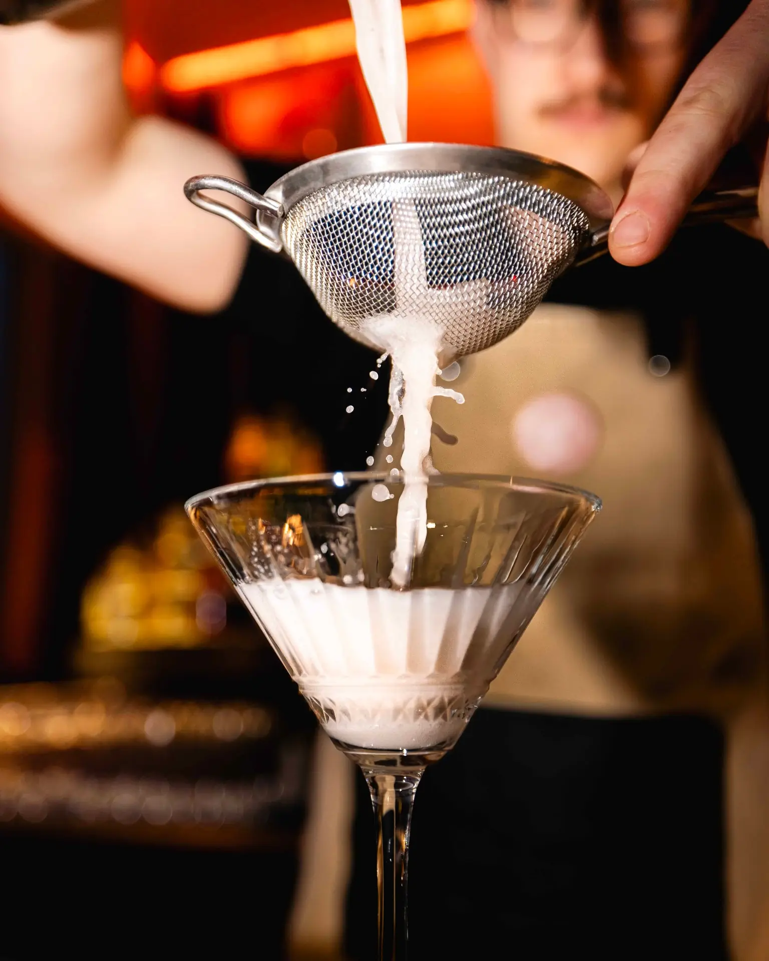 Bartender på Restaurant Nine som gör i ordning en cocktail i baren på våning 9